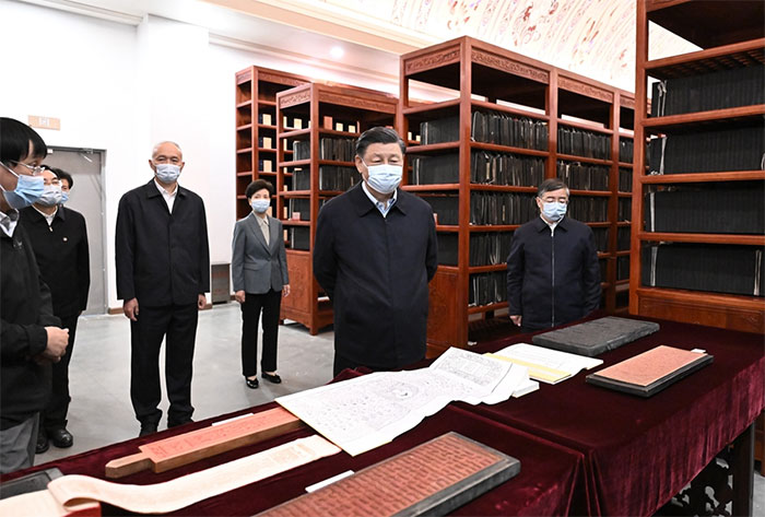 習(xí)近平1日下午在中國國家版本館考察時(shí)，在蘭臺(tái)洞庫了解館藏精品版本保存情況