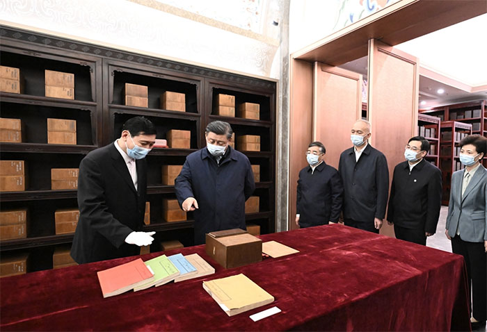 習(xí)近平1日下午在中國國家版本館考察時(shí)，在蘭臺(tái)洞庫了解館藏精品版本保存情況